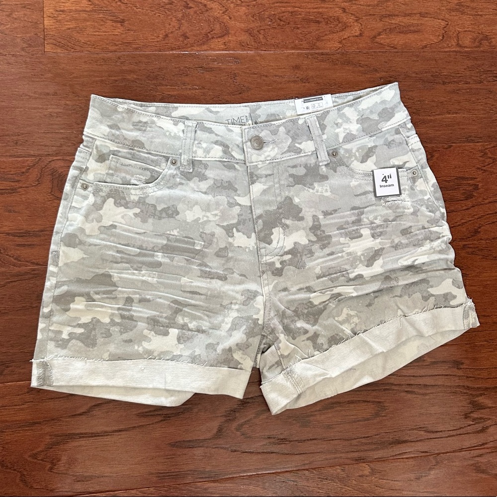 Camo mid rise shorts